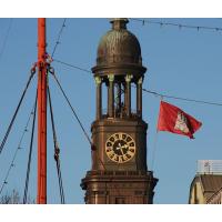 3050_0002 Hamburg Flagge vor der St. Michaeliskirche. | 
